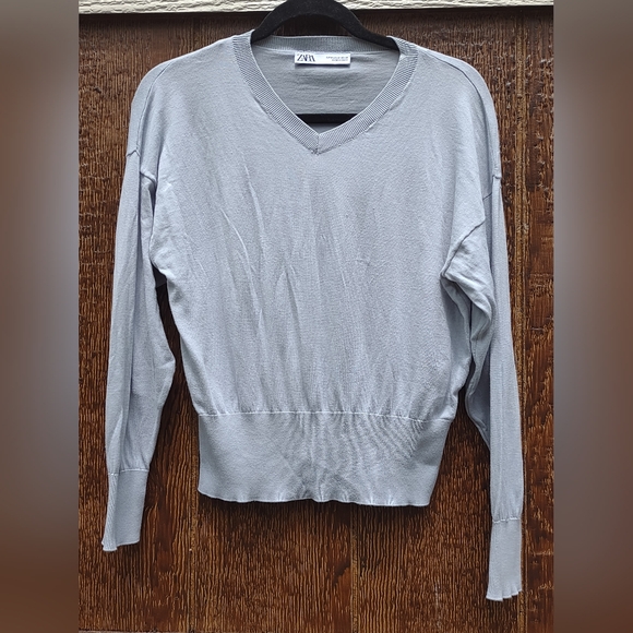 Zara Gray V Neck Sweater Women's Medium - Picture 1 of 3